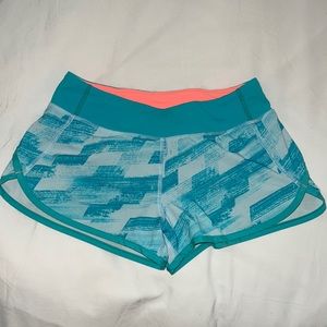 IVIVVA (BY LULULEMON) GIRLS ATHLETIC SHORTS (SIZE 12)